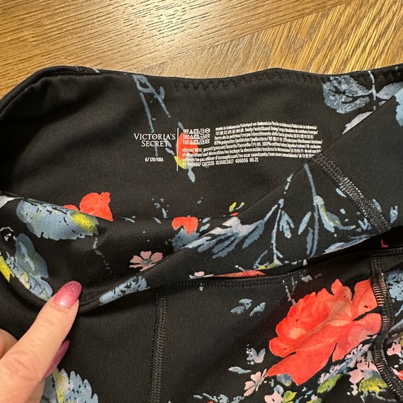 Victorias Secret 3/4 flowered leggings - Picture 2 of 2